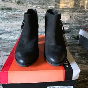 Vionic Black Leather Ankle Boots size 9US